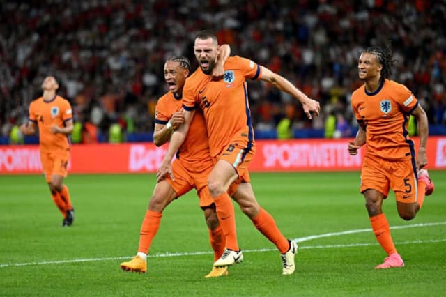 Holanda vira contra a Turquia e se classifica para a semi da Euro