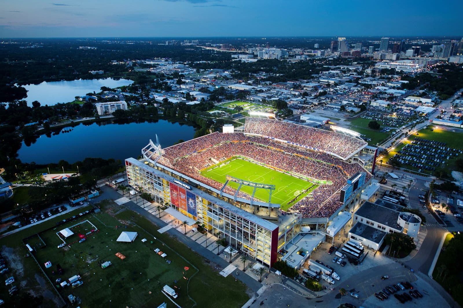 Camping World Stadium, onde vai ser o duelo do City x Barcelona… A foto é da FC Series 2022, Arsenal x Chelsea, que foi o recorde de público da história do estádio Crédito: Divulgação FC Series