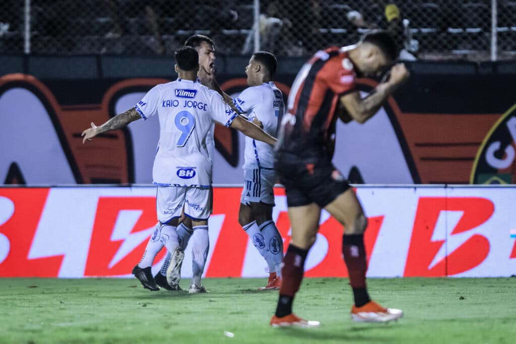 Dinenno comemora o segundo gol, empatando a partida no Barradão - Gustavo Aleixo/Cruzeiro