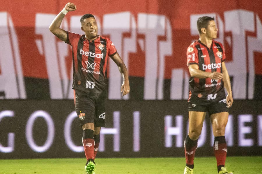 Alerrandro comemora golaço de bicileta no primeiro tempo - Jhony Pinho/Agif/Gazeta Press