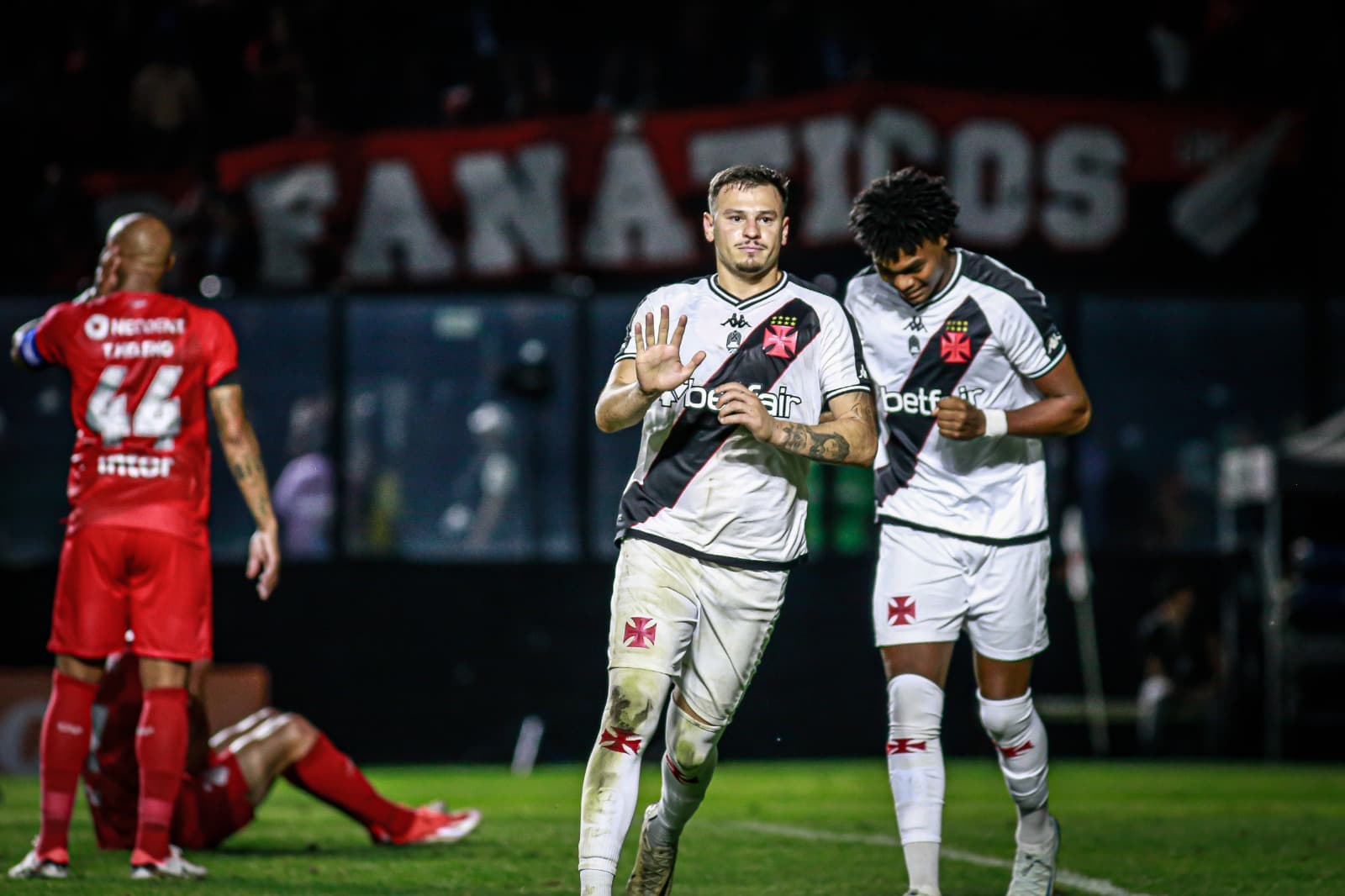 Vasco busca virada contra o Athletico nos acréscimos pela Copa do Brasil