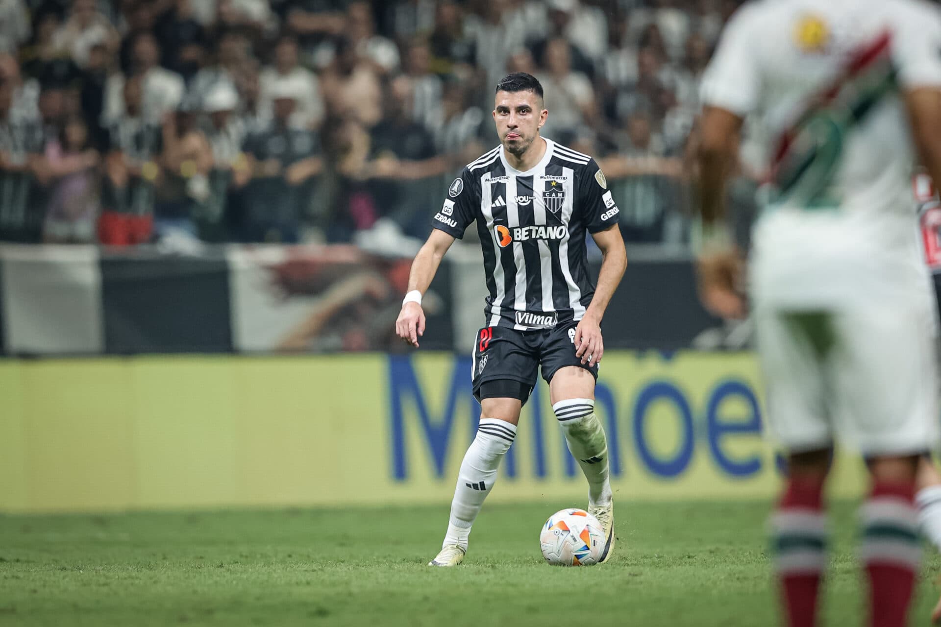 ’Volante-zagueiro’ e decisivo, Battaglia se firma com Milito