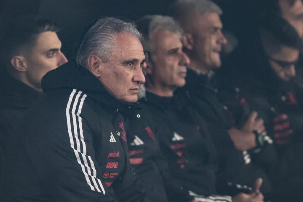 Tite e sua comissão no Flamengo na eliminação para o Peñarol - EFE/ Gaston Britos