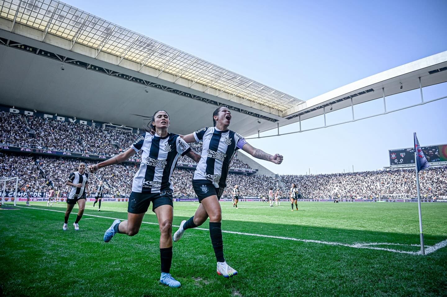 Vic Albuquerque e Jaqueline comemoram gol do Corinthians feminino - Staff Images / CBF