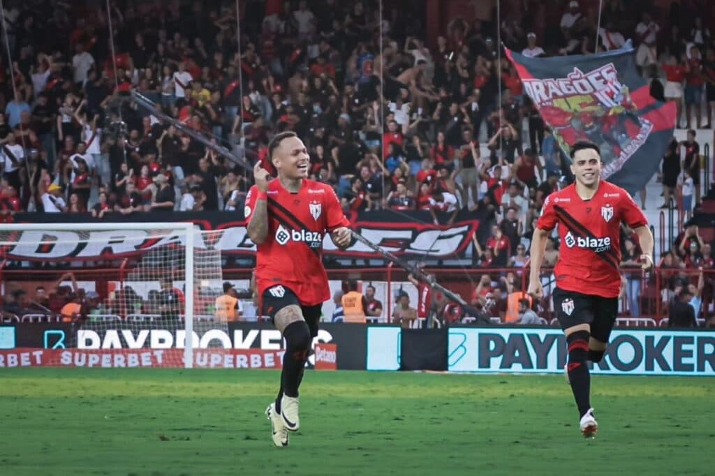 Atlético-GO vence e mantém o Fluminense na zona de rebaixamento