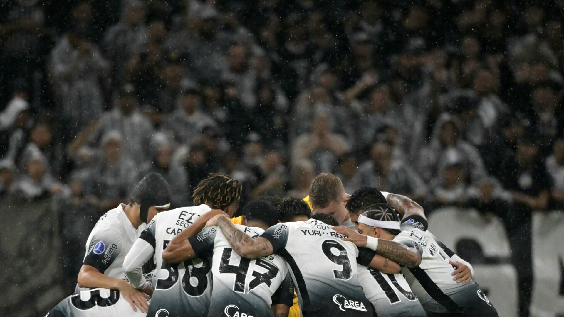 Corinthians alivia pressão e atrapalha Palmeiras; veja a tabela do Brasileirão