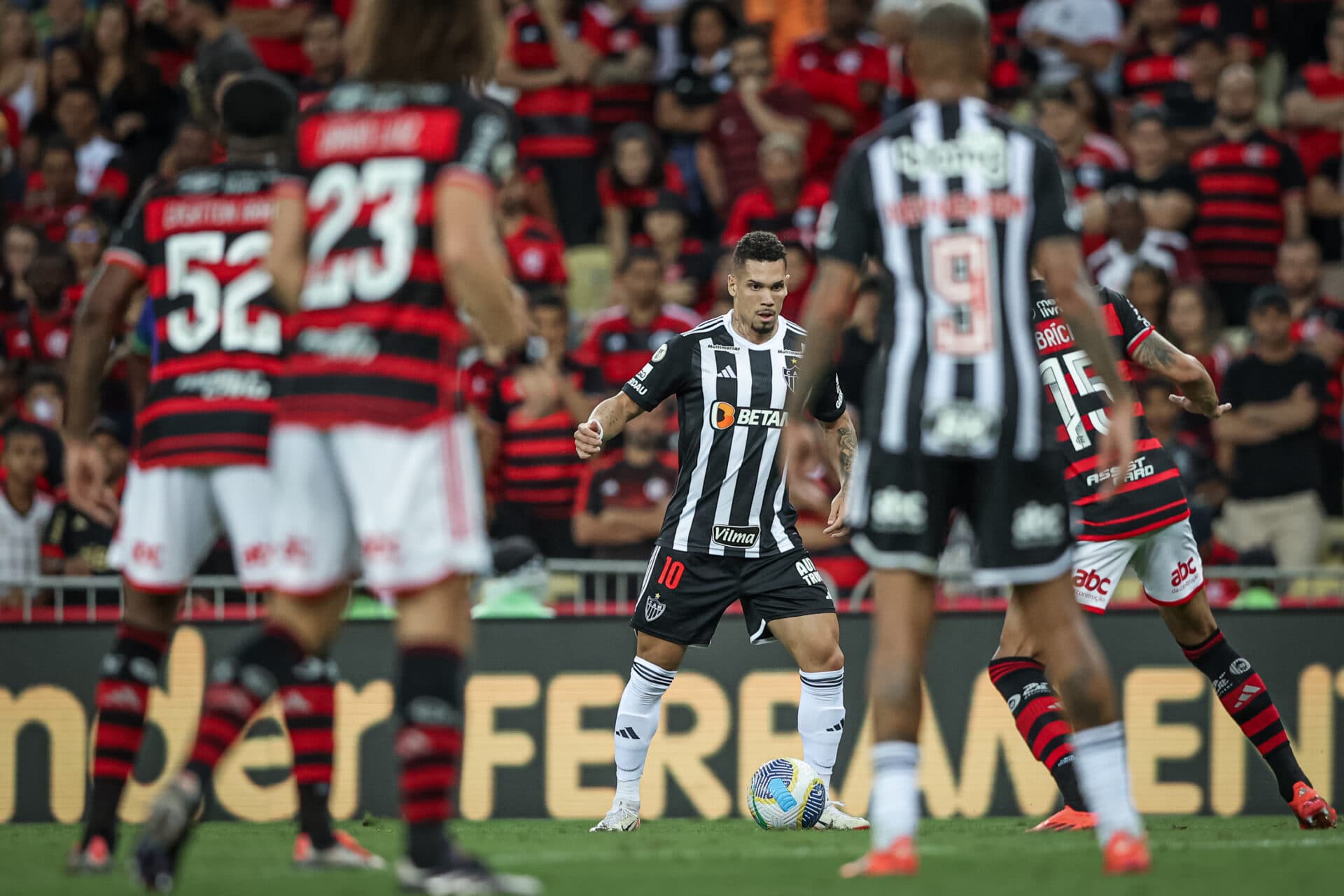 Flamengo volta a controlar Galo, mas fica no empate sem gols
