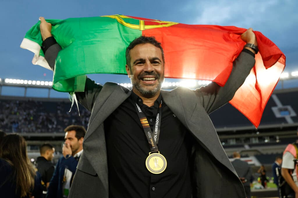 Artur Jorge comandou Botafogo em título inédito da Libertadores - EFE/ Antonio Lacerda