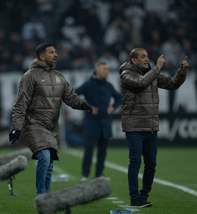 Ramón Díaz e Emiliano Díaz, pai e filho foram criticados internamente pela gestão - Rodrigo Coca/Agência Corinthians