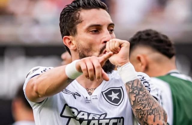 Alex Telles renova; números e títulos do ídolo pelo Botafogo