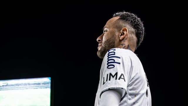 Camisa de Neymar na reestreia do Santos gera leilão com lances que chegam a R$ 50 mil