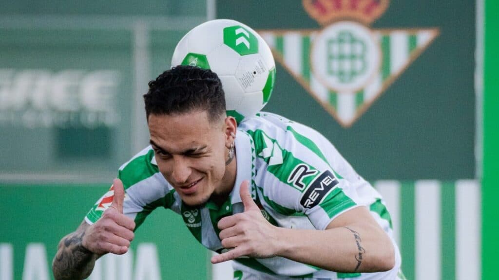 Betis x Lyon pela Liga Europa: invictos duelam por vaga direta; veja onde assistir