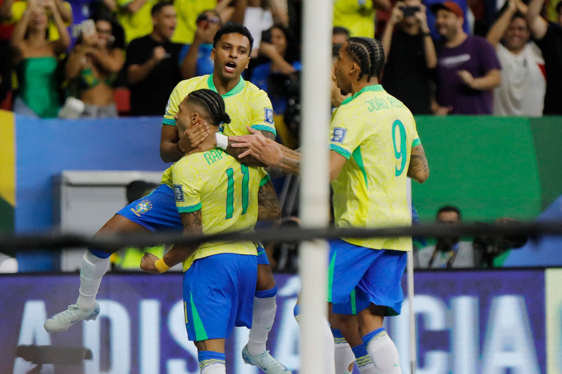 Raphinha comemora o gol marcado no início do jogo - Sergio Lima/AFP
