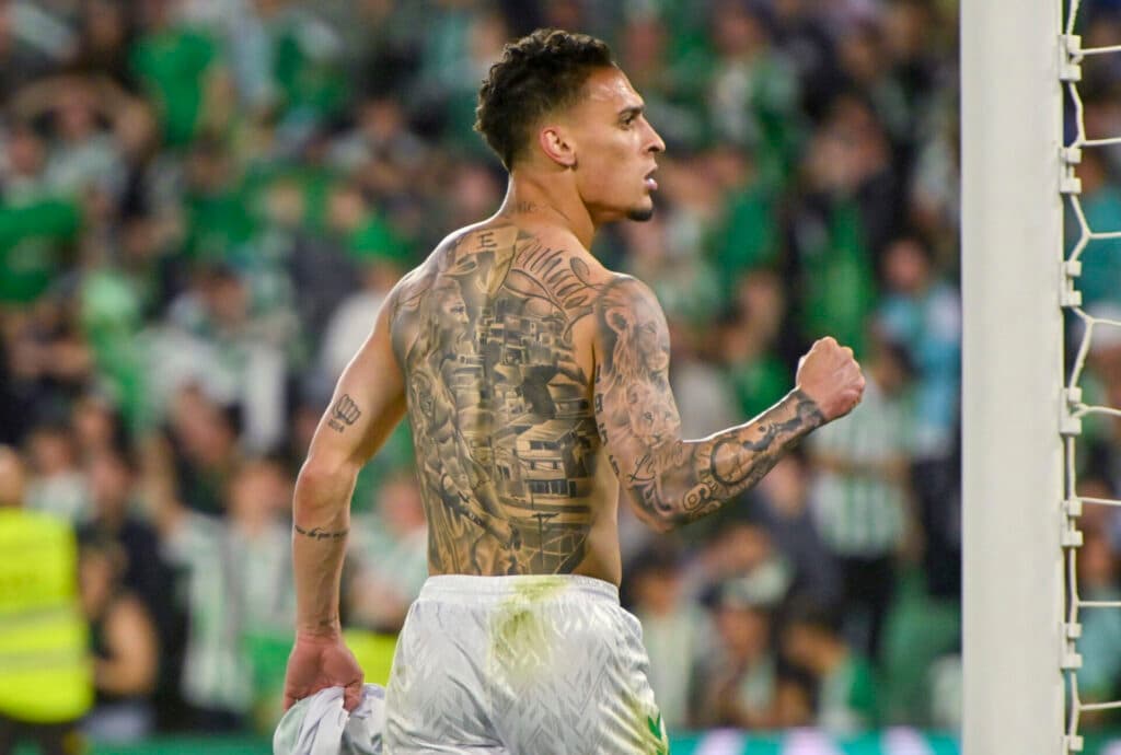 Antony comemora a vitória do Betis no clássico em Sevilha - Raúl Caro/EFE