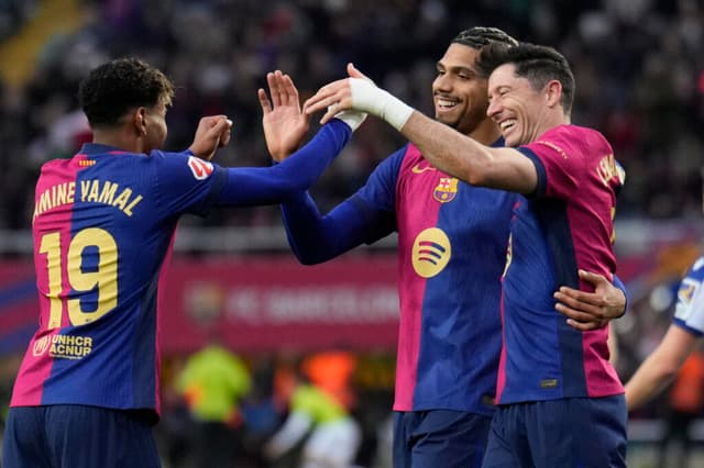 Lamine Yamal, Araújo e Lewandowski celebram gol do Barcelona - EFE/ Alejandro García
