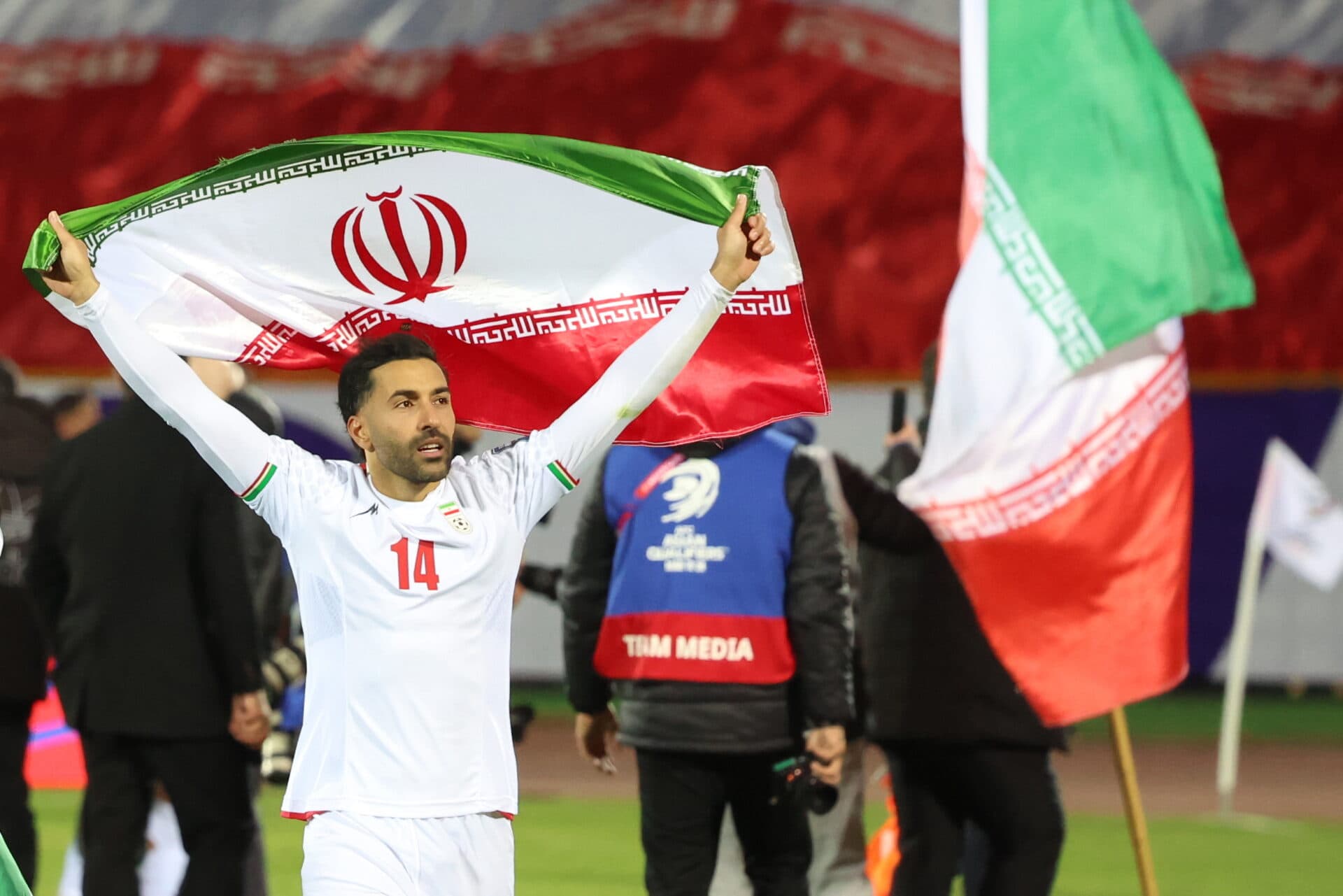 Saman Ghodous celebra a vaga do Irã para a Copa em Teerã - EFE/EPA/ABEDIN TAHERKENAREH