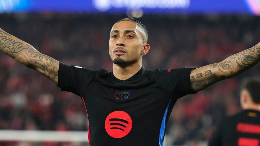 Barcelona supera expulsão e vence Benfica com gol de Raphinha