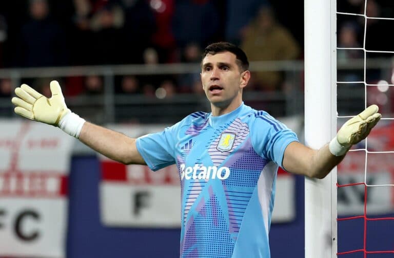 Campeão do mundo, entenda porque Dibu está sendo ‘chutado’ do Aston Villa