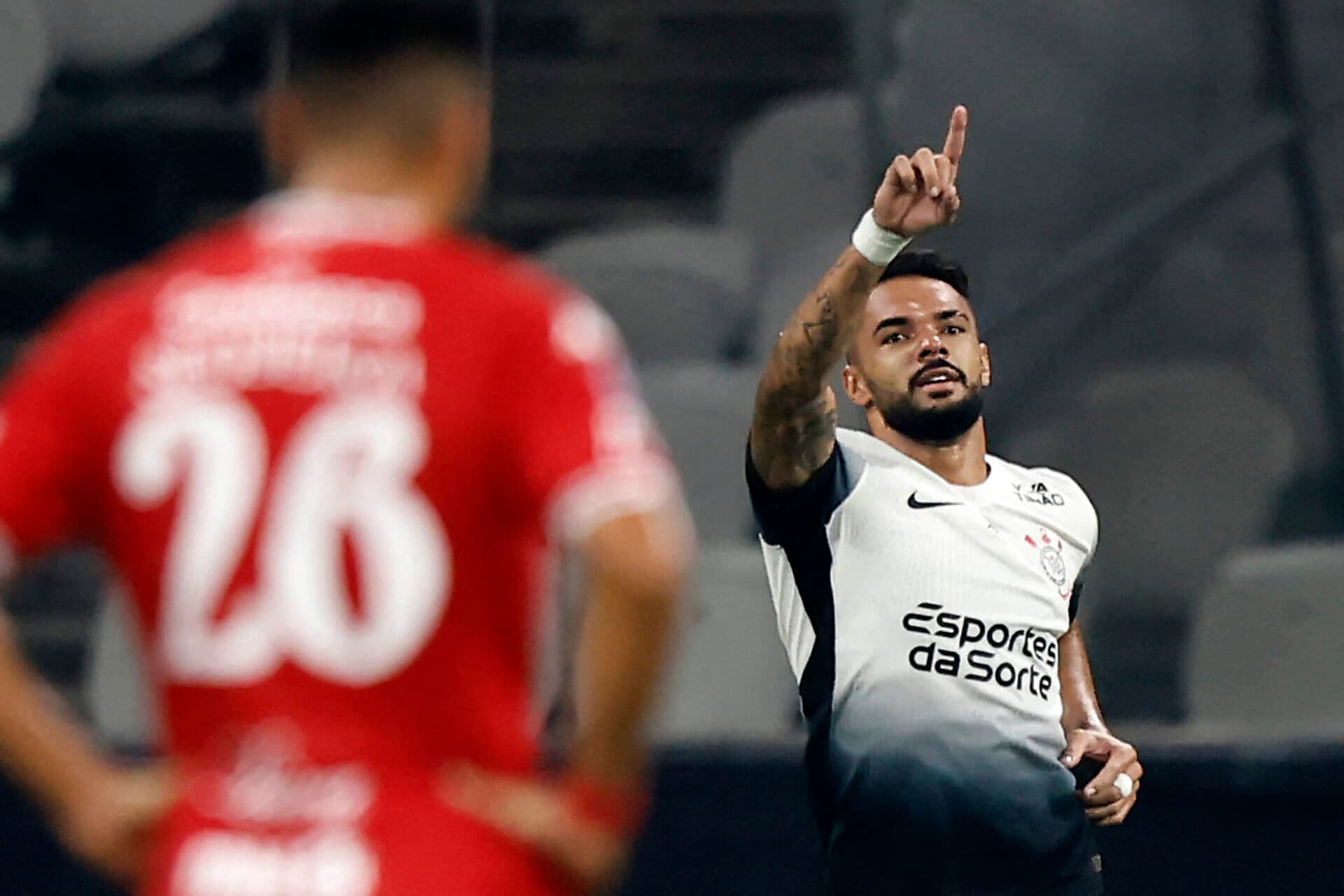 Raniele deixa tudo igual para o Timão aos 12 do 1º tempo - Miguel Schincariol/AFP
