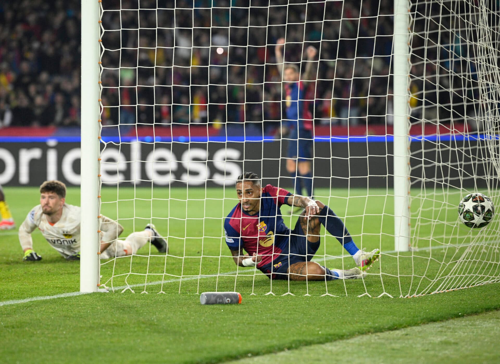 Após checagem do VAR, Raphinha abriu o placar para o Barcelona - Josep Lago/AFP