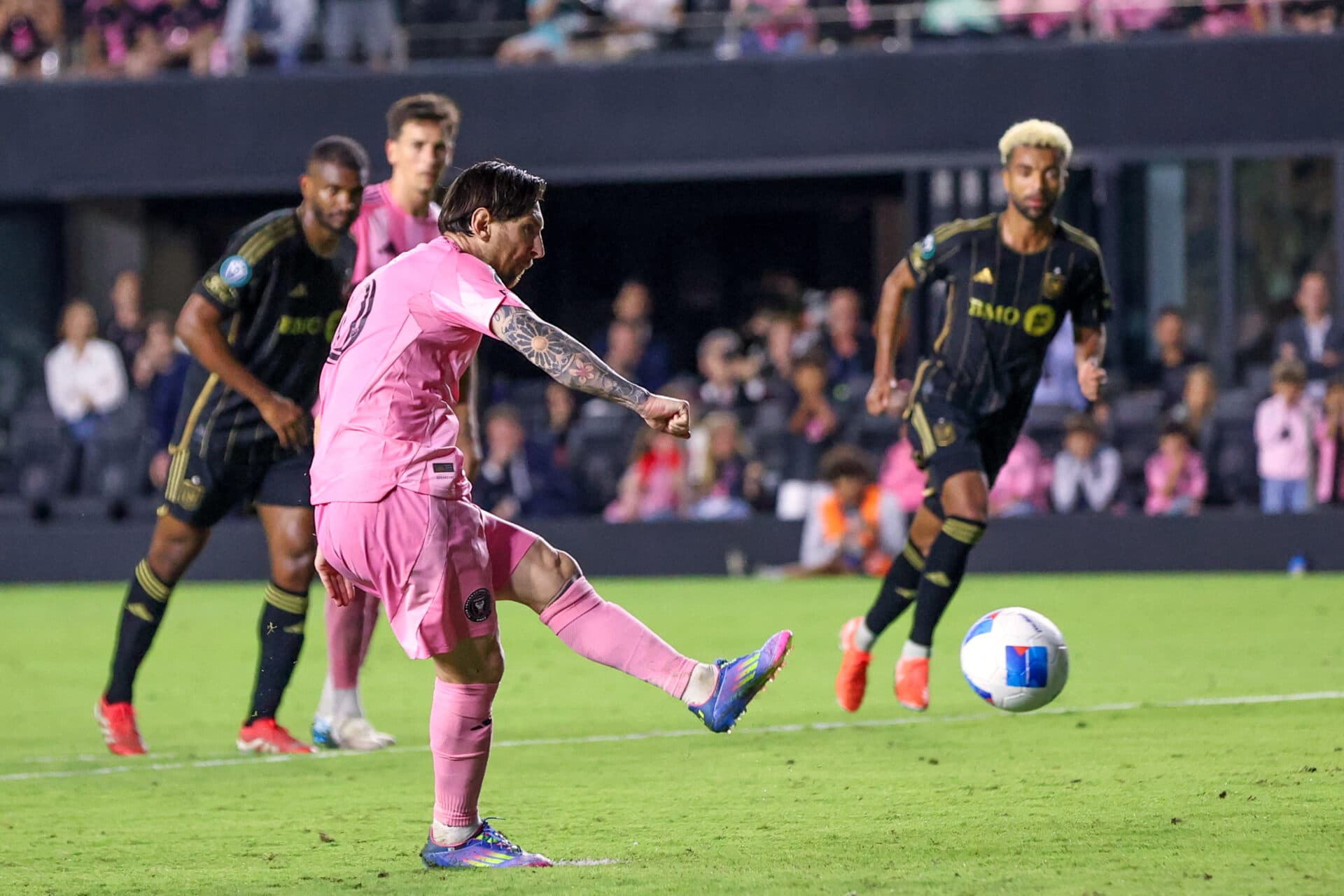Messi, de pênalti, fez o gol que classificou a equipe da Flórida - Chris Arjoon/AFP