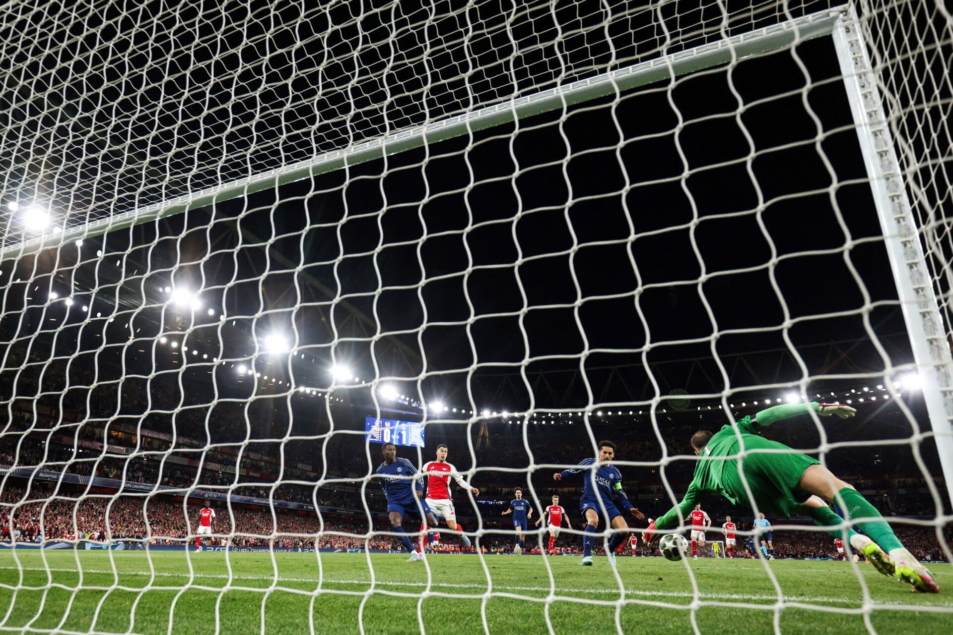 Donnarumma se estica para salvar o PSG no Emirates Stadium - Adrian Dennis/AFP