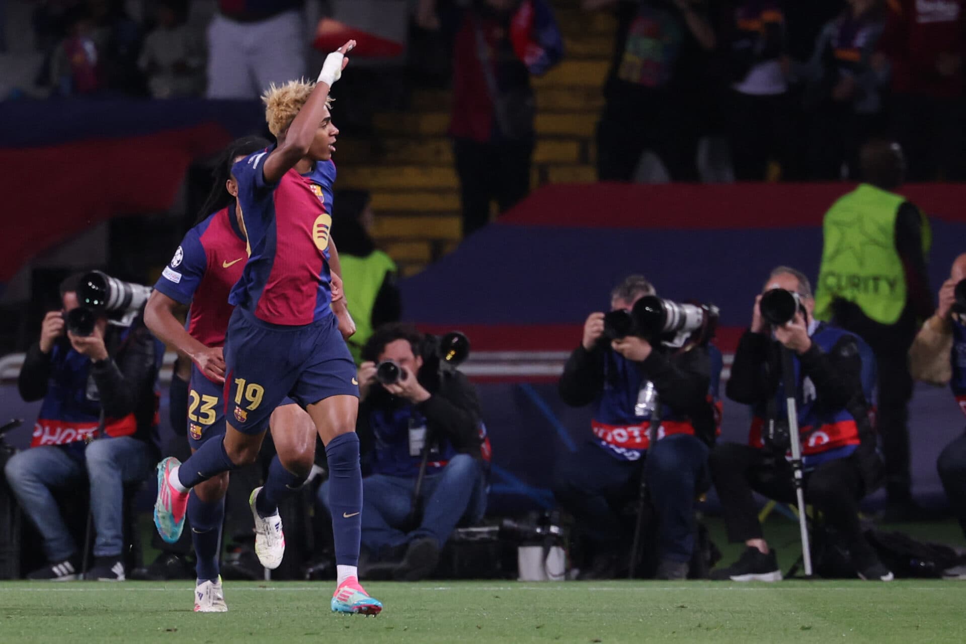 Yamal comemora o gol que iniciou a reação do Barça - Lluis Gene/AFP