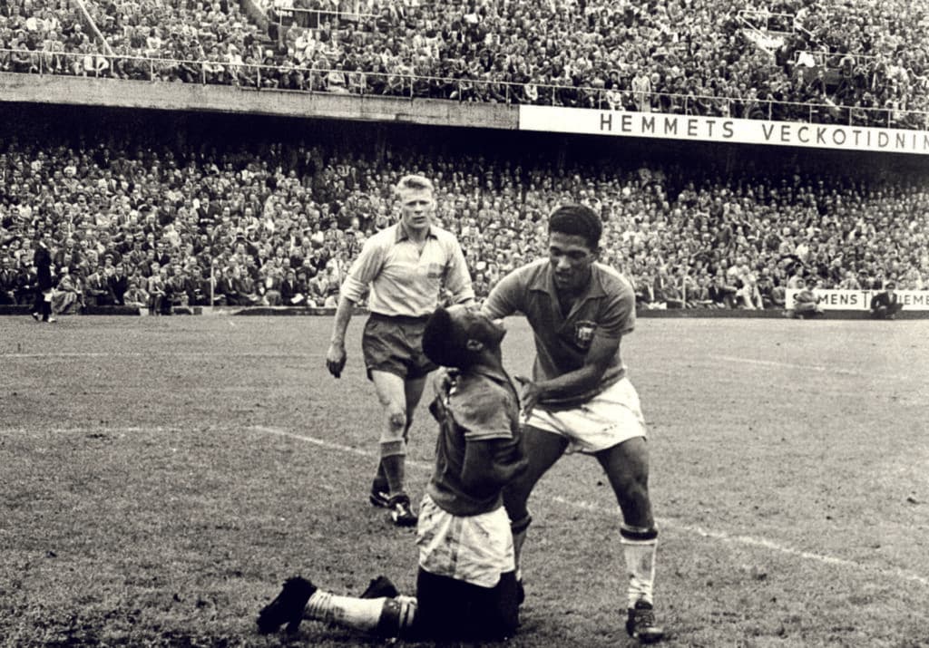 Garrincha e Pelé ao final do jogo contra a Suécia pela Copa do Mundo de 1958 (Acervo Luiz Carlos Barreto)