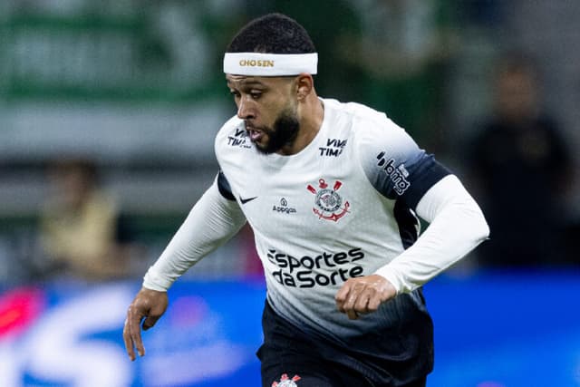 Com show de Memphis, Corinthians vira contra Sport
