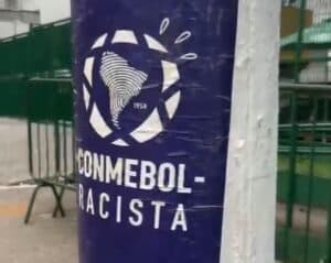Cartazes foram colados pela torcida do Palmeiras nos arredores do Allianz Parque - André Avelar / PLACAR