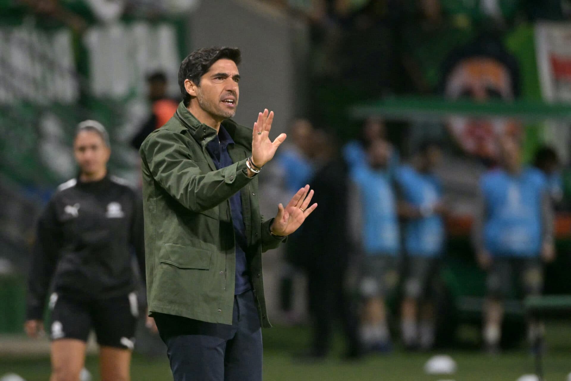 Abel pede ‘pontaria’, defende Roque e veta exageros com Paulinho