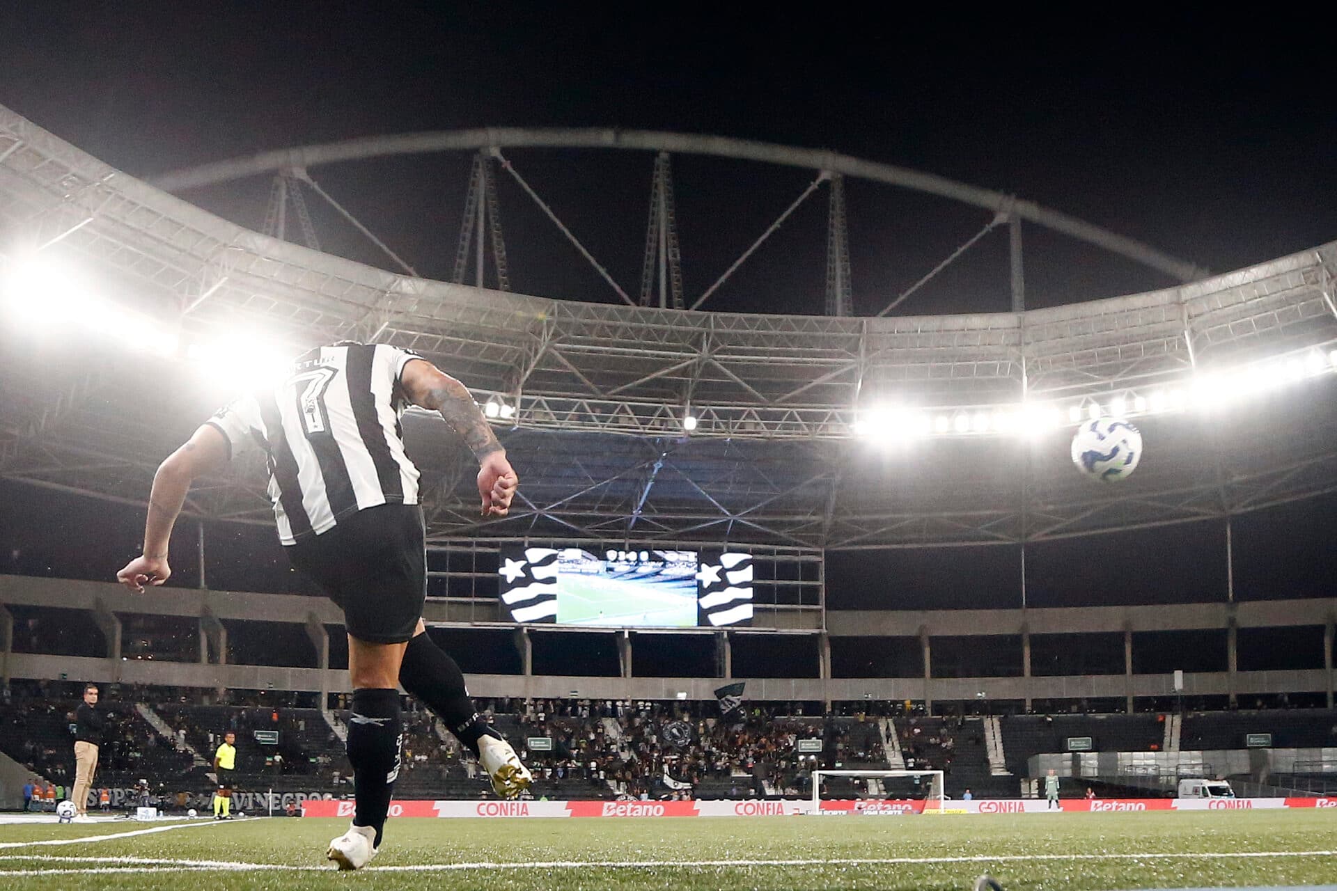 Botafogo avalia ampliar Nilton Santos para 60 mil lugares