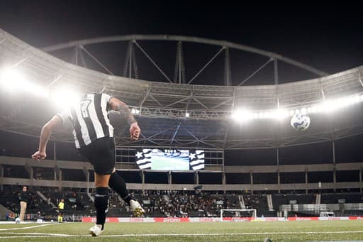 Botafogo avalia ampliar Nilton Santos para 60 mil lugares