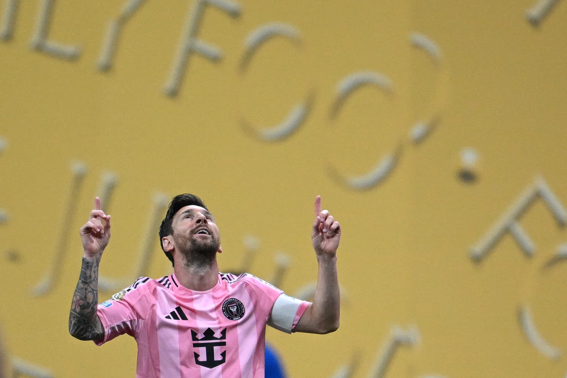 Messi ergue as mãos aos céus: o 50º gol com a camisa do Inter Miami - Federico Parra/AFP