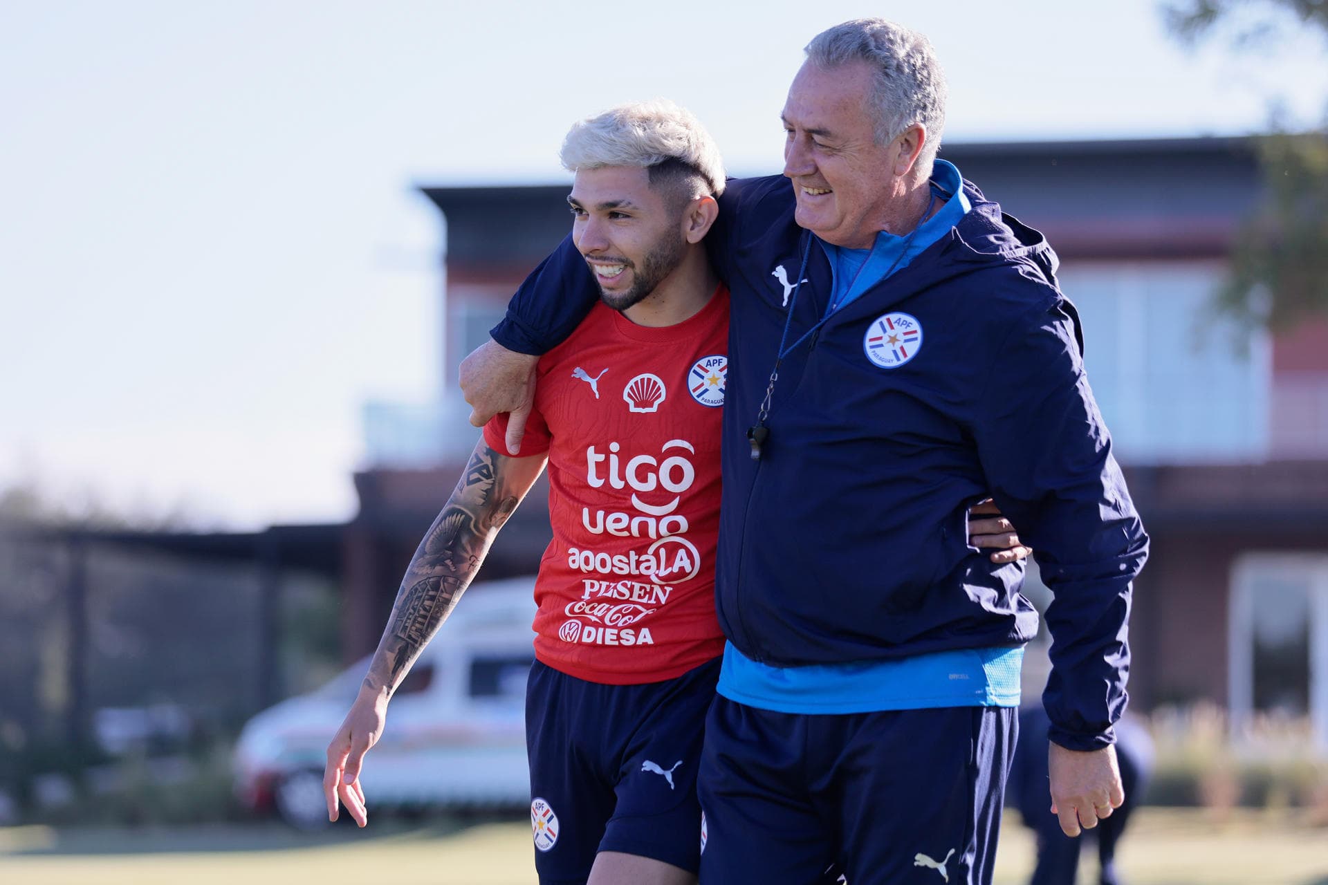 Gustavo Alfaro, técnico argentino do Paraguai, ao lado de Julio Enciso - EFE/Asociación Paraguaya de Fútbol