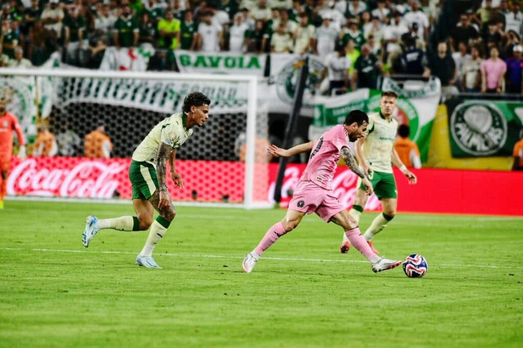 Lionel Messi, do Inter Miami, recebe a marcação de Richard Ríos, do Palmeiras - Alexandre Battibugli/PLACAR