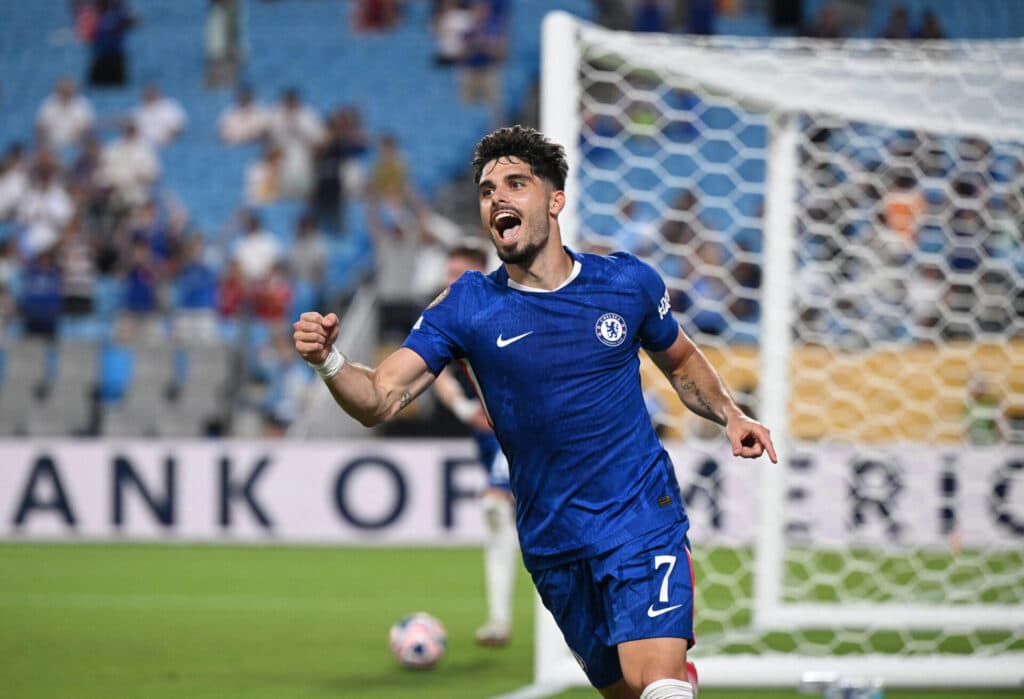 Pedro Neto é o artilheiro do Chelsea no Mundial - Federico PARRA / AFP