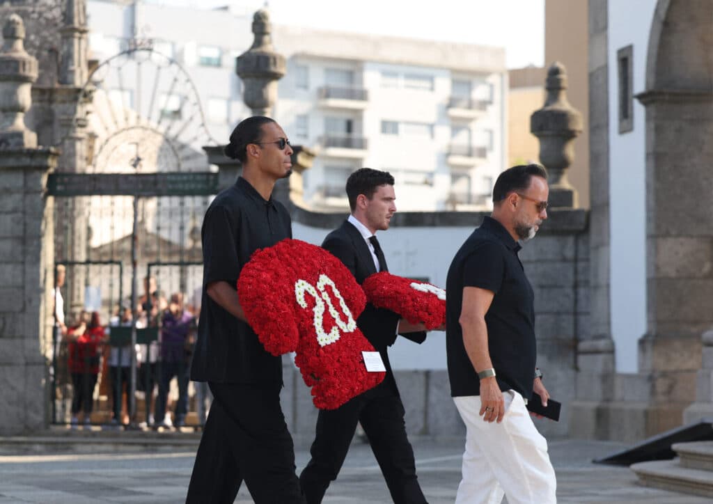 Van Dijk e Robertson homenageiam Jota e André Silva - FILIPE AMORIM / AFP