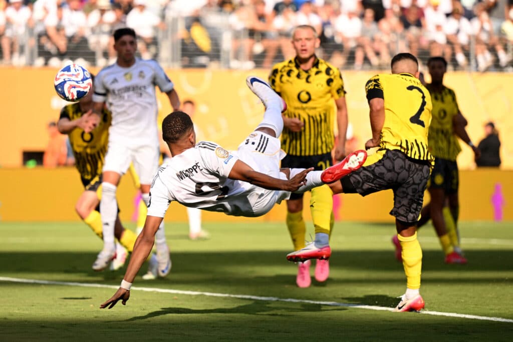 Mbappé marca golaço de voleio - David Ramos / Getty Images via AFP
