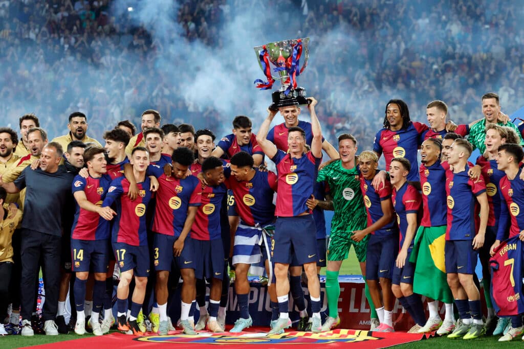 Barcelona levanta o troféu de LaLiga - EFE/ Toni Albir