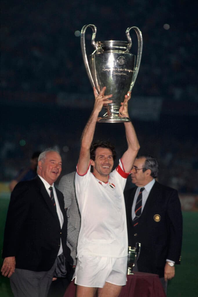 Franco Baresi levantando a taça da Champions League, temporada 1988/89 - Marc Francotte/TempSport/Corbis/Getty Images