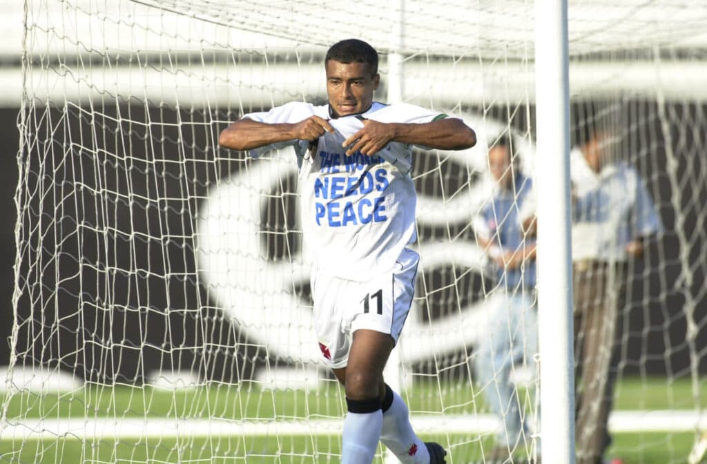 Romário comemorando gol com a camisa do Vasco - Placar