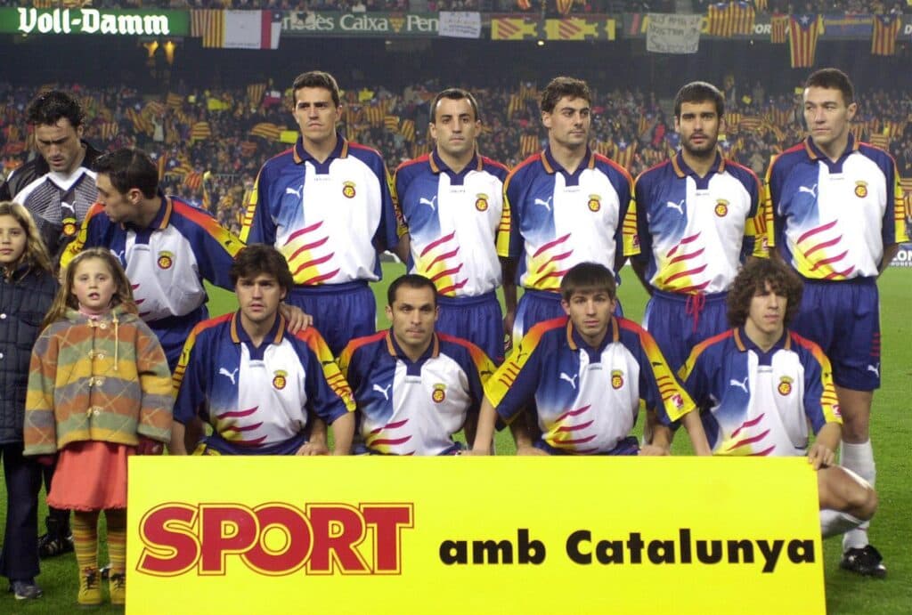 Seleção da Catalunha, em 2001, com Guardiola e Puyol na escalação - EFE/T.A./Toni Garriga.-