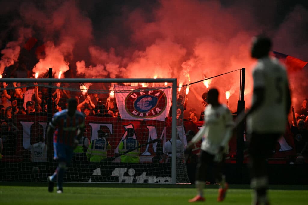 Torcedores do Crystal Palace protestam contra a UEFA - Glyn KIRK / AFP