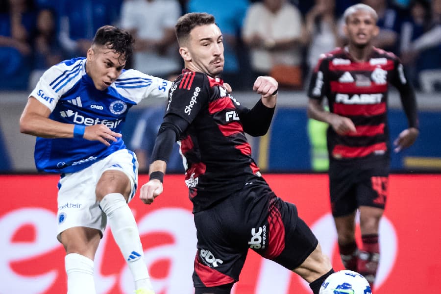 Kaio Jorge e Léo Ortiz em disputa pelo Campeonato Brasileiro - Divulgação Cruzeiro
