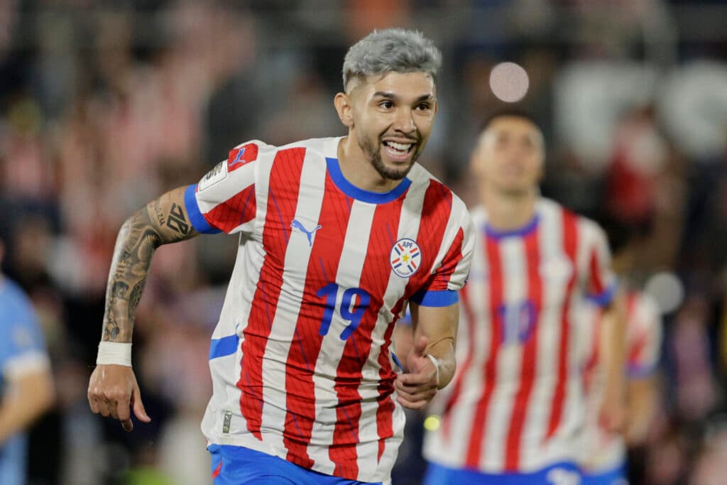 Enciso comemora gol marcado pelo Paraguai no clássico contra o Uruguai - EFE/ Juan Pablo Pino