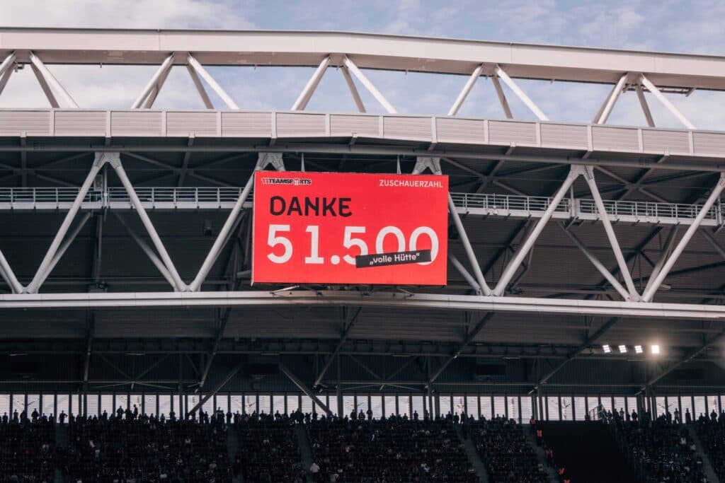 Média de público do Fortuna subiu quase 10 mil e jogos gratuitos lotam estádio - Divulgação / Fortuna Düsseldorf