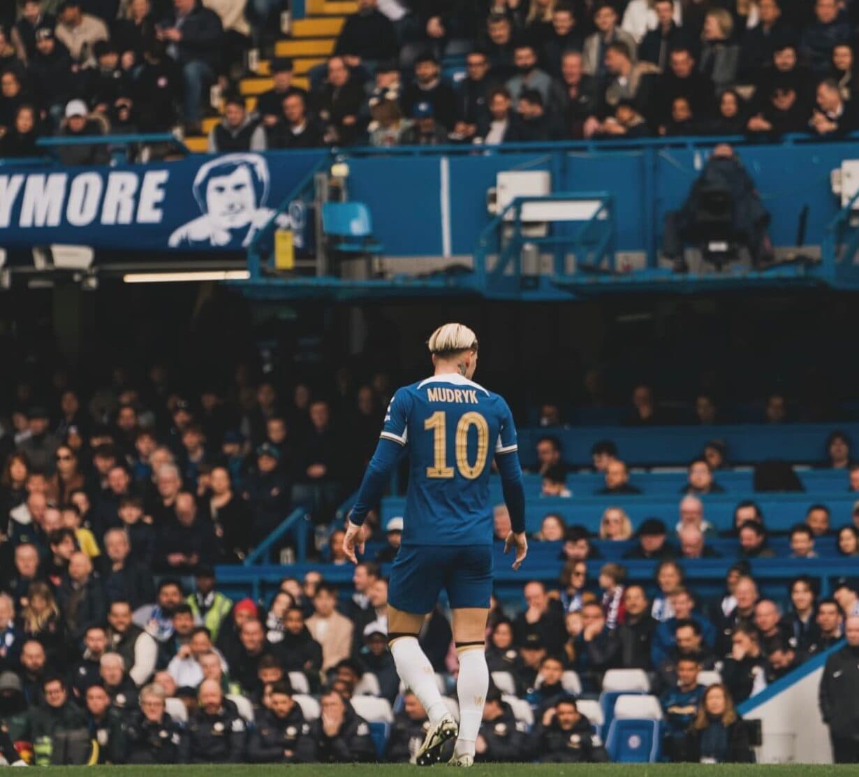 Mykhailo Mudryk atuando com a 10 em Stamford Bridge - Reprodução Mudryk