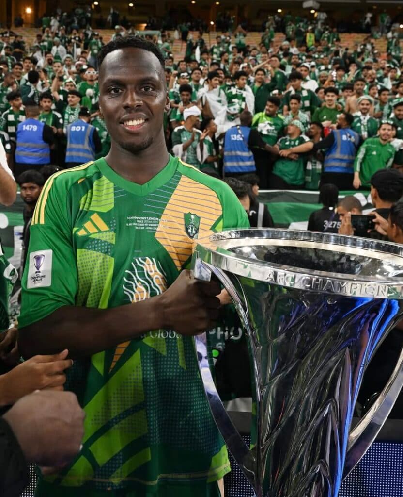 Mendy com a taça da Champions League asiática - Reprodução @edou_mendy