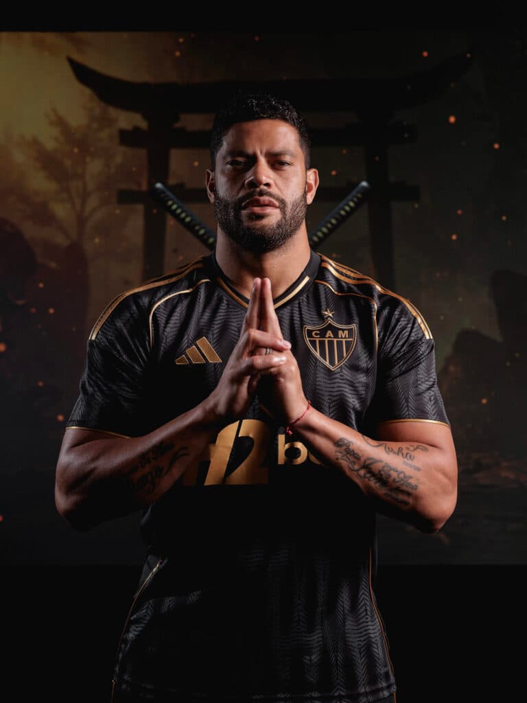 Hulk com espadas samurais nas costas - Divulgação Adidas